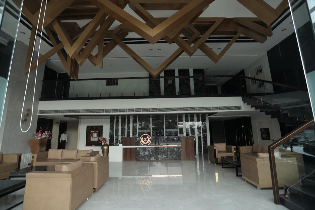 Hotel Ratnapriya And 4*