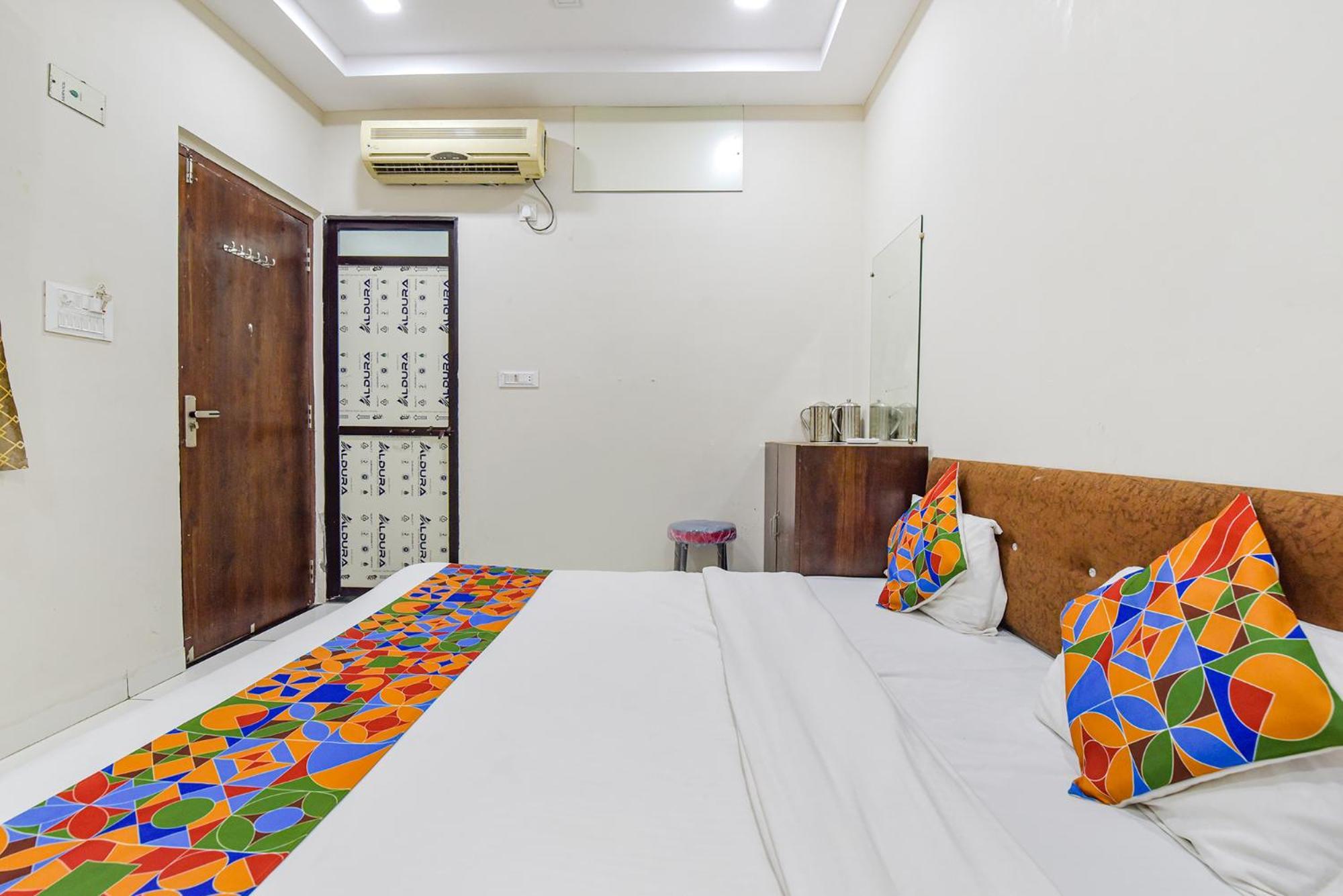 Fabexpress Devani Palace Hotel 3*