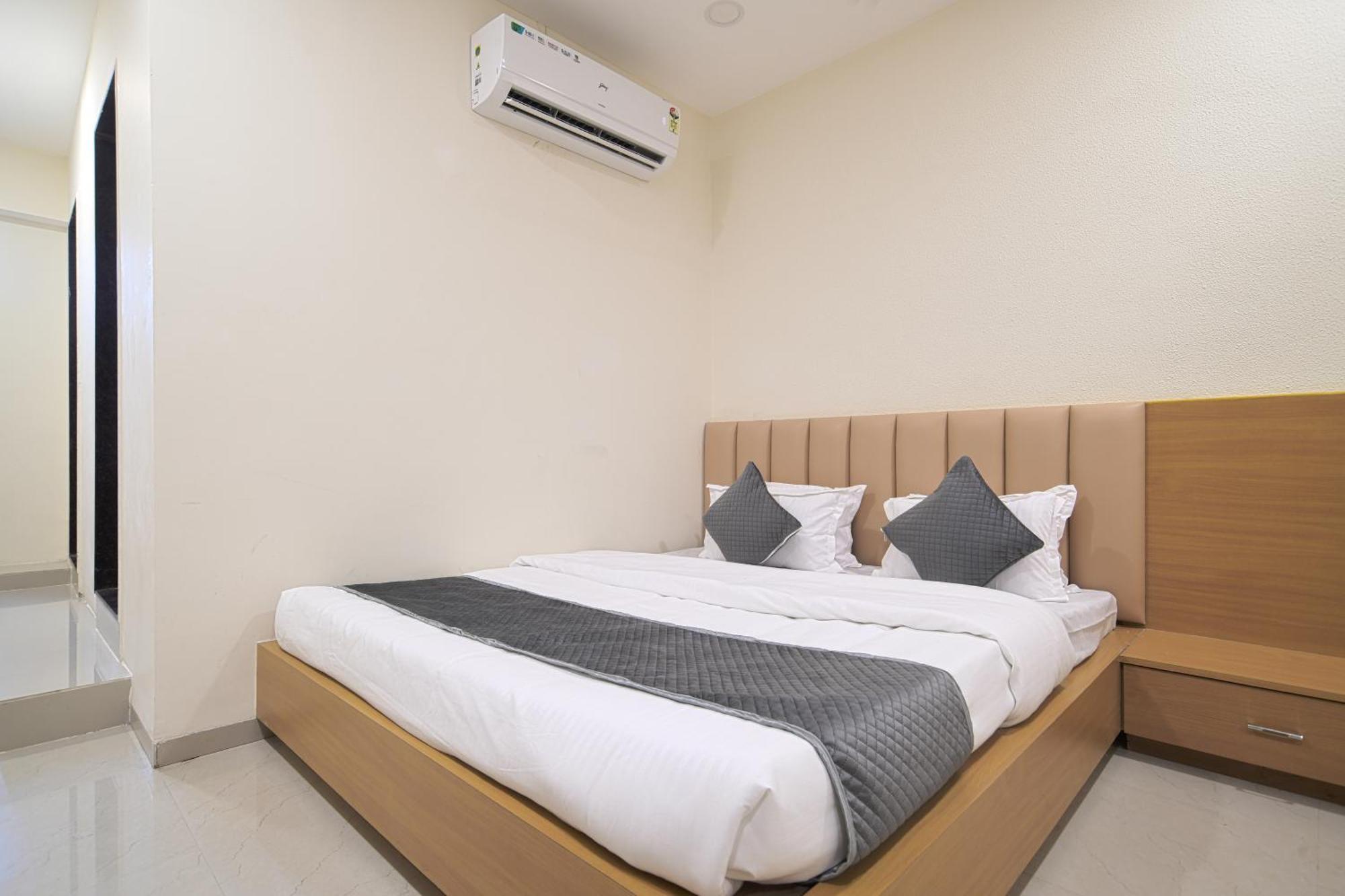 Shivlok Hotel 3*