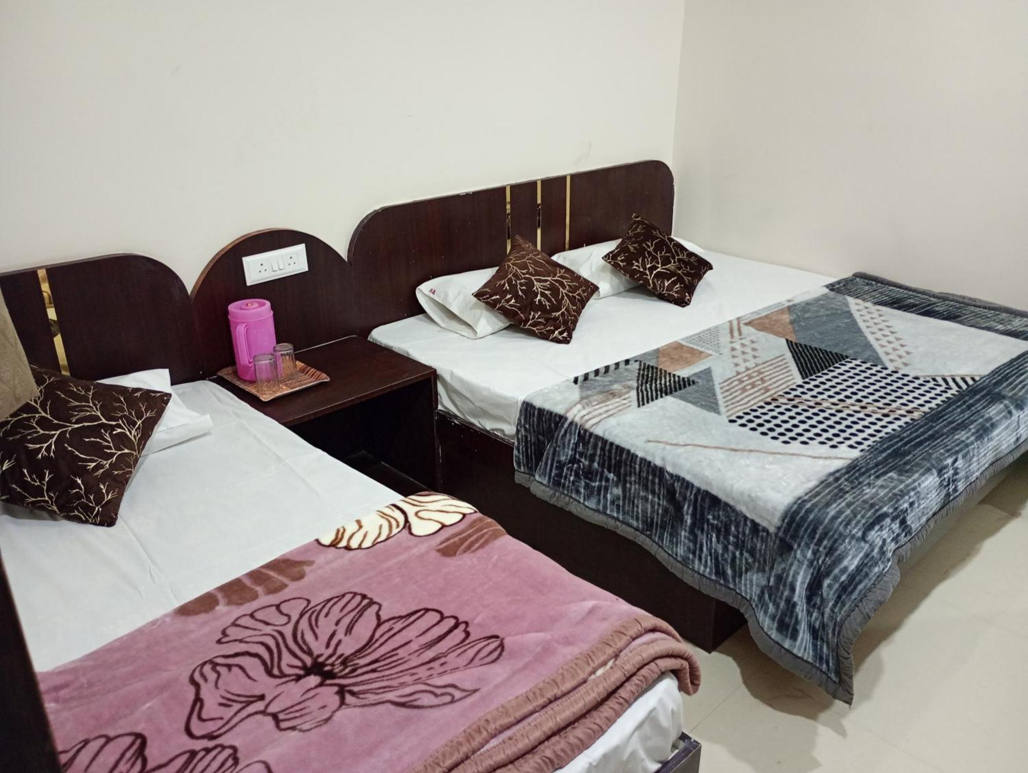 Hotel Barsana Palace, Near Mahakal Temple- 200 Meter 3*