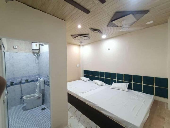 Rolex Hotel *