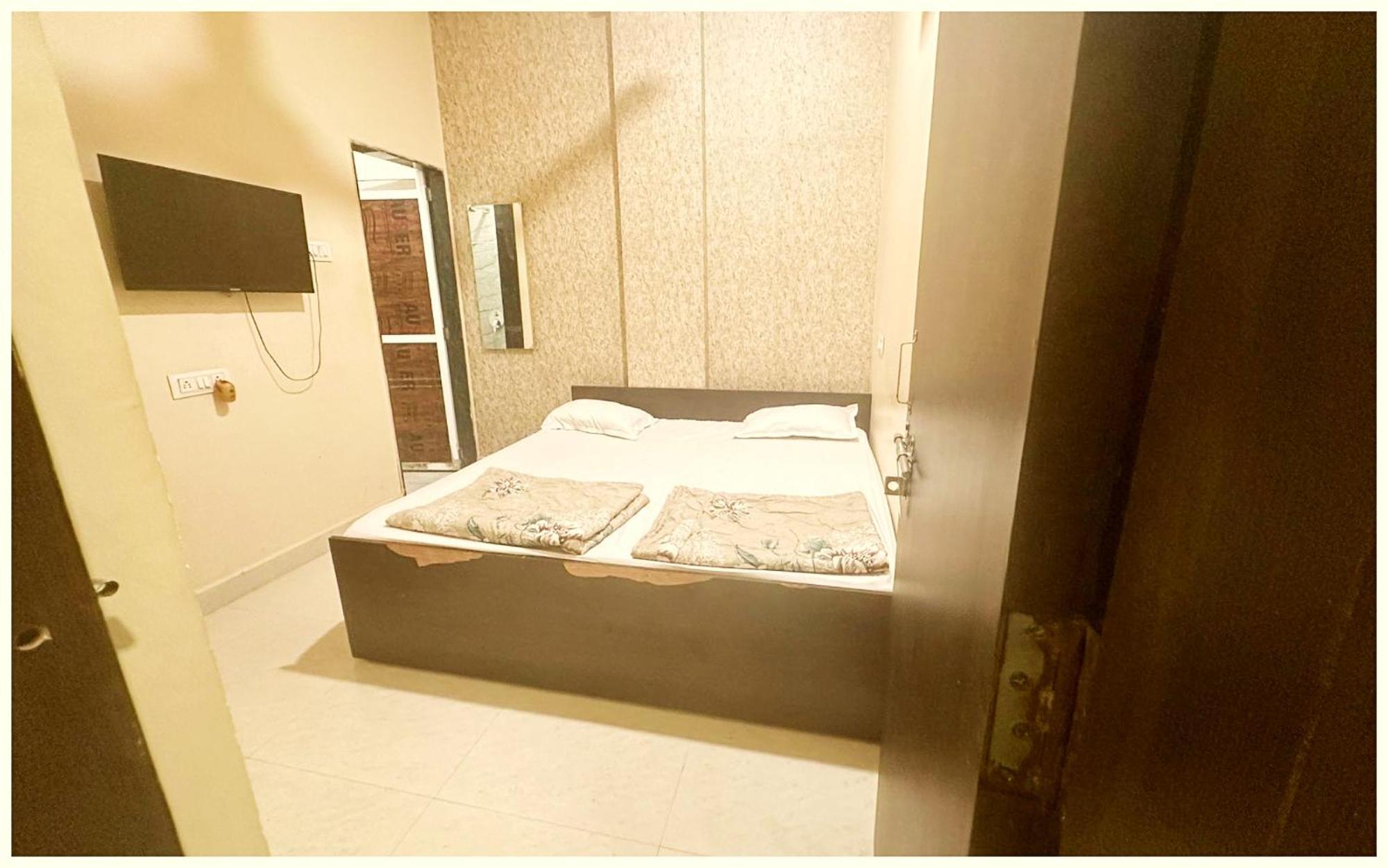 Hotel Budget - R U D R A - S A G A R - Near Mahakal Temple - Railway Station - River - Free Parking And Wi- Fi - Power Backup - Hotel-at-prime-location Spacious-room - In 3*