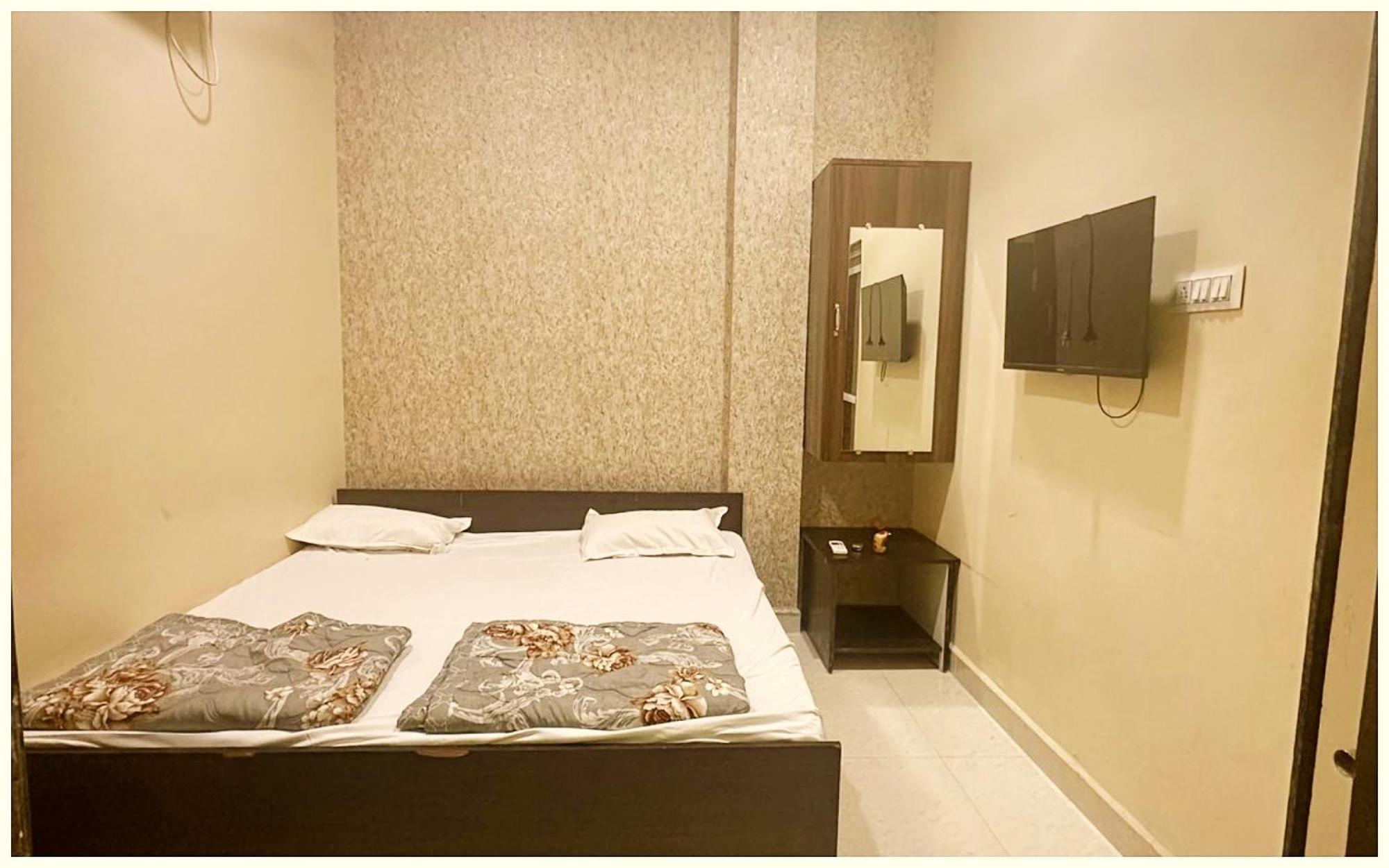 Budget - R U D R A - S A G A R - Near Mahakal Temple - Railway Station - River - Free Parking And Wi- Fi - Power Backup - Hotel-at-prime-location Spacious-room - In Hotel