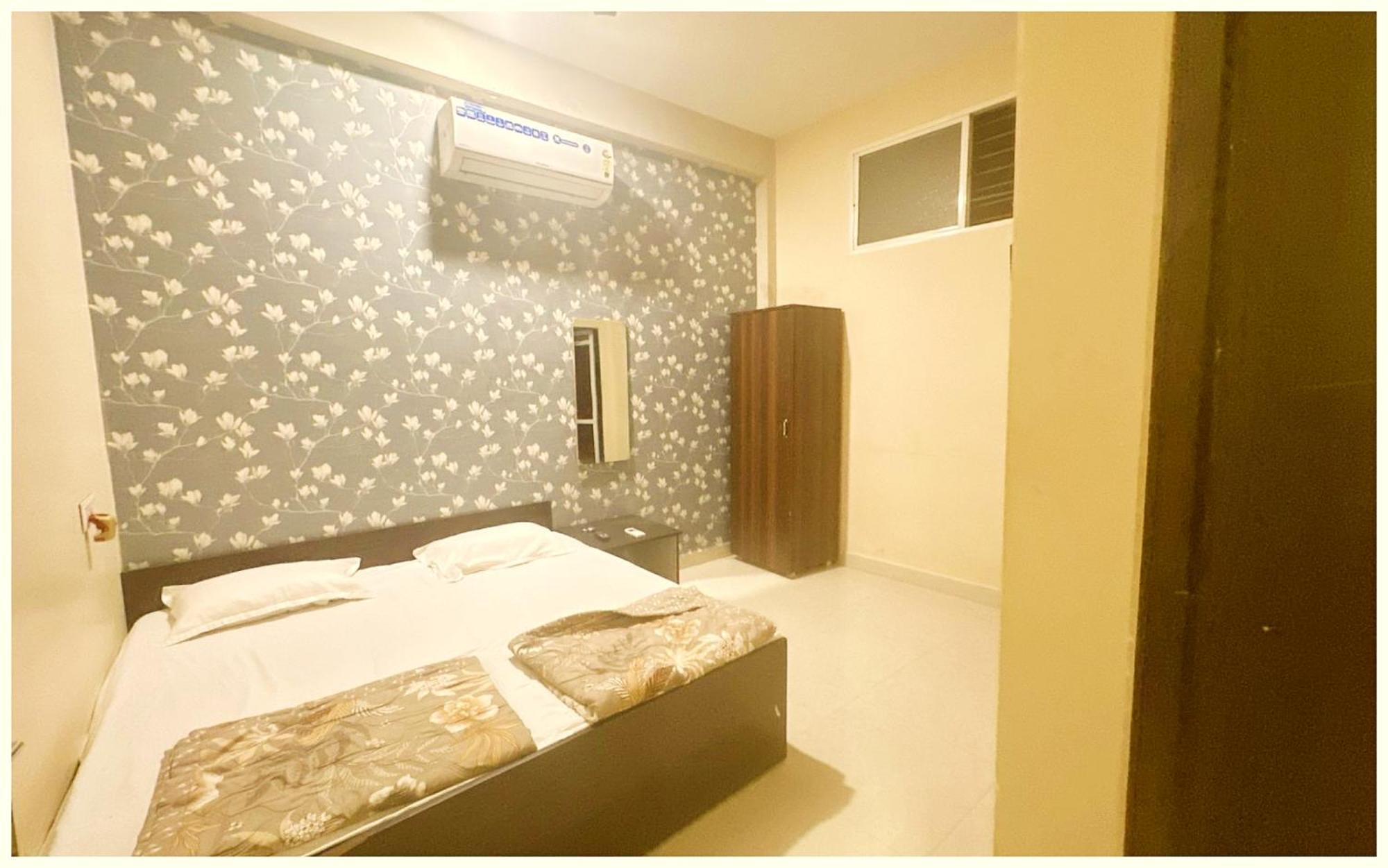Hotel Budget - R U D R A - S A G A R - Near Mahakal Temple - Railway Station - River - Free Parking And Wi- Fi - Power Backup - Hotel-at-prime-location Spacious-room - In 3*