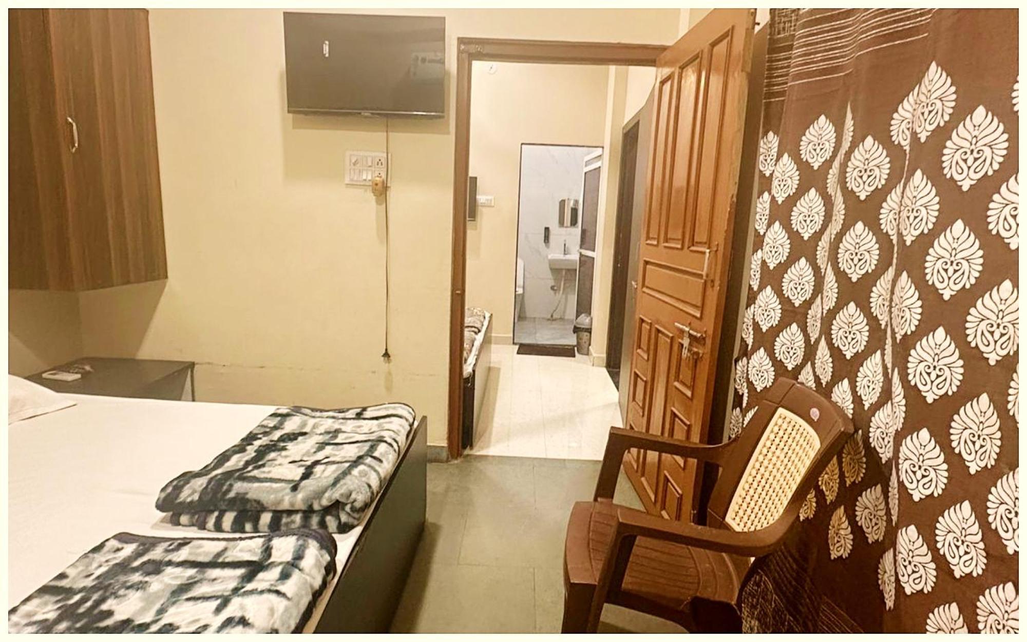 Budget - R U D R A - S A G A R - Near Mahakal Temple - Railway Station - River - Free Parking And Wi- Fi - Power Backup - Hotel-at-prime-location Spacious-room - In Hotel Ujjain