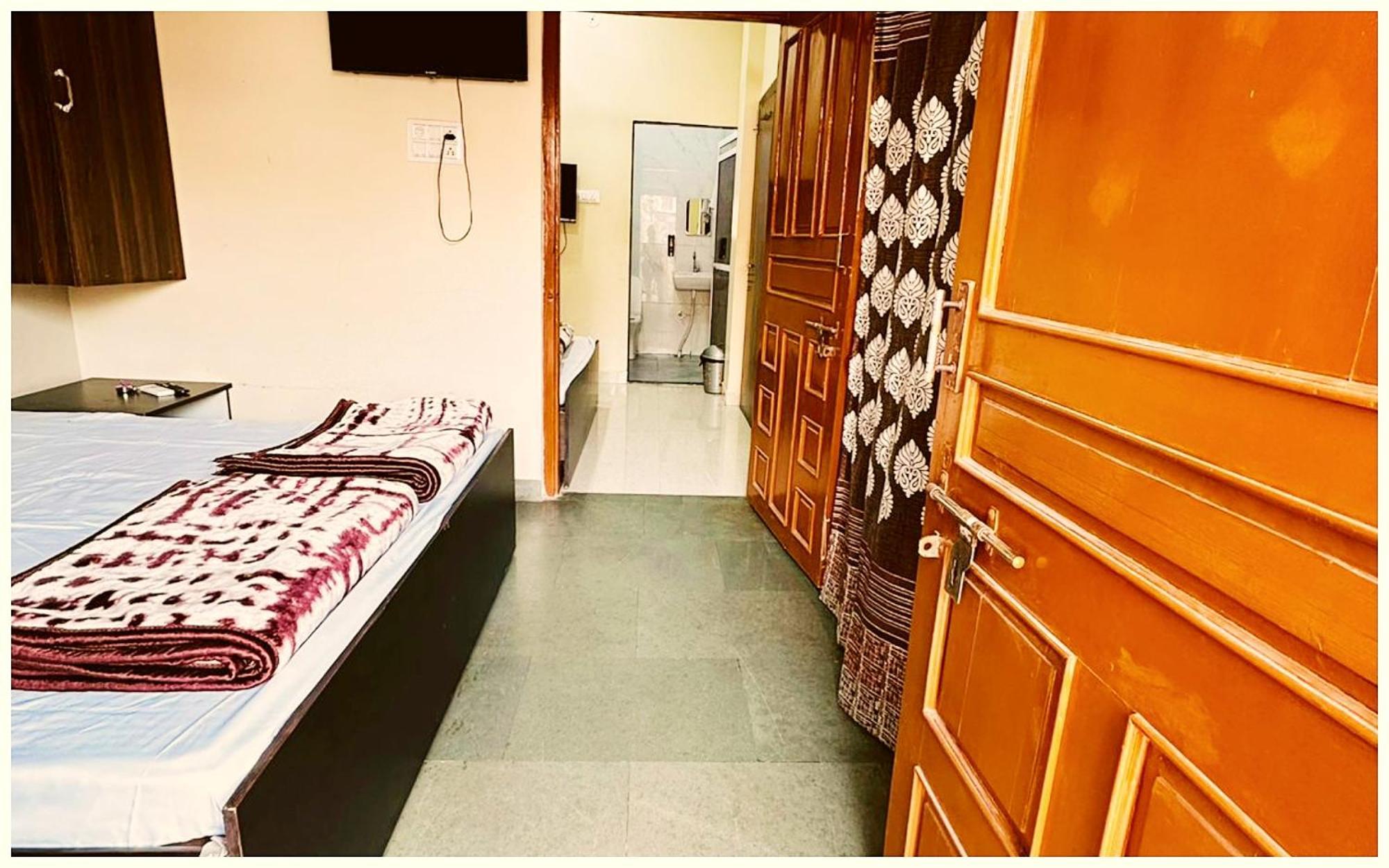 Hotel Budget - R U D R A - S A G A R - Near Mahakal Temple - Railway Station - River - Free Parking And Wi- Fi - Power Backup - Hotel-at-prime-location Spacious-room - In 3*