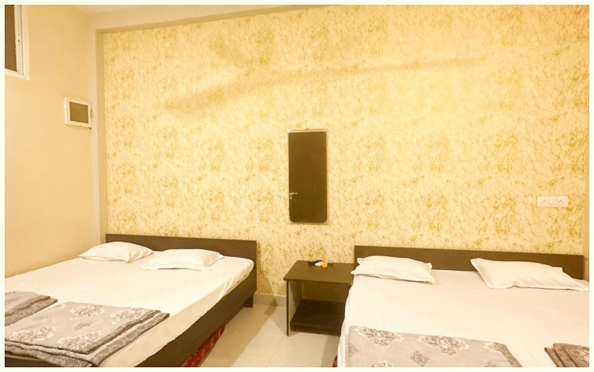 Budget - R U D R A - S A G A R - Near Mahakal Temple - Railway Station - River - Free Parking And Wi- Fi - Power Backup - Hotel-at-prime-location Spacious-room - In Hotel Ujjain