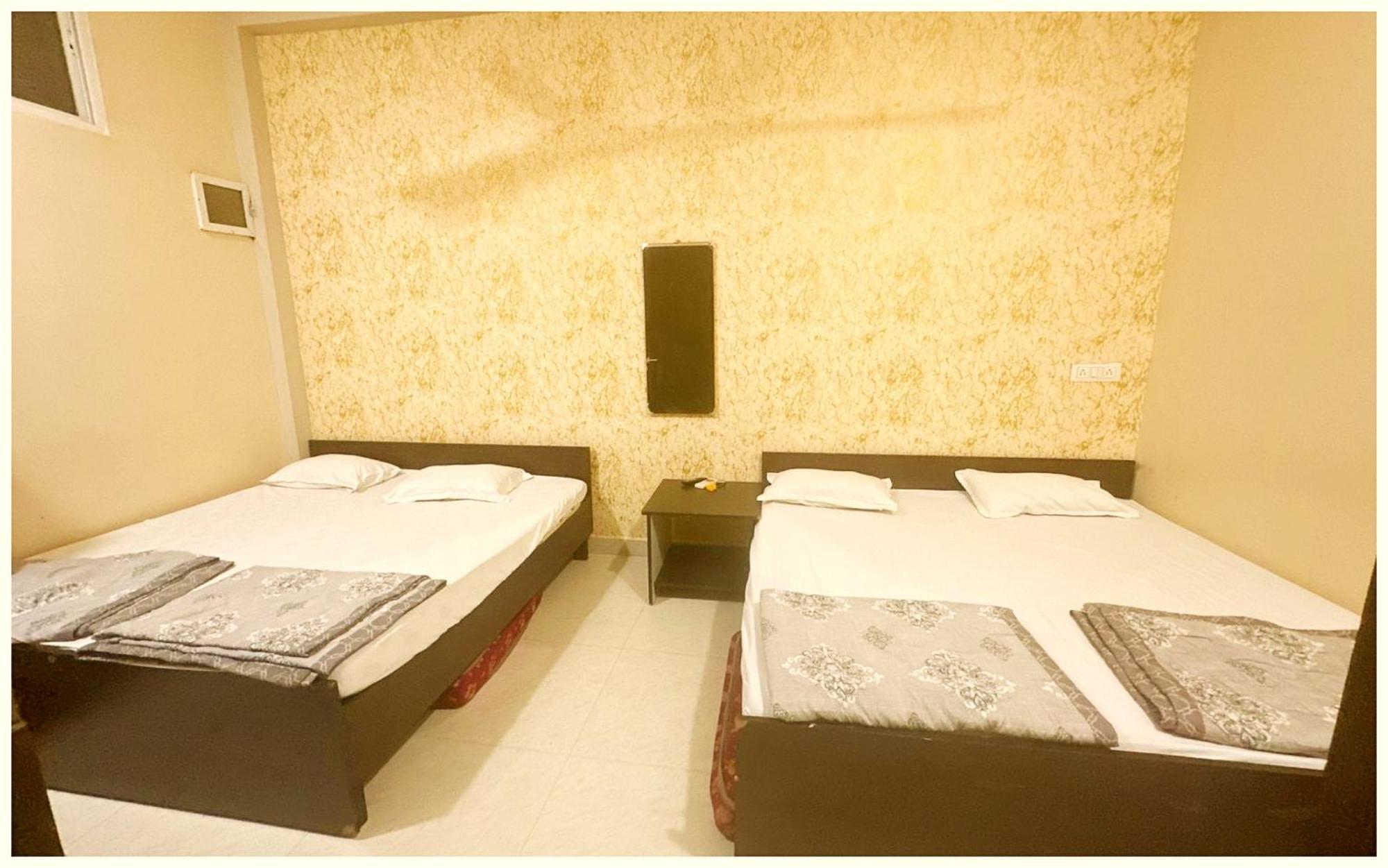 Hotel Budget - R U D R A - S A G A R - Near Mahakal Temple - Railway Station - River - Free Parking And Wi- Fi - Power Backup - Hotel-at-prime-location Spacious-room - In