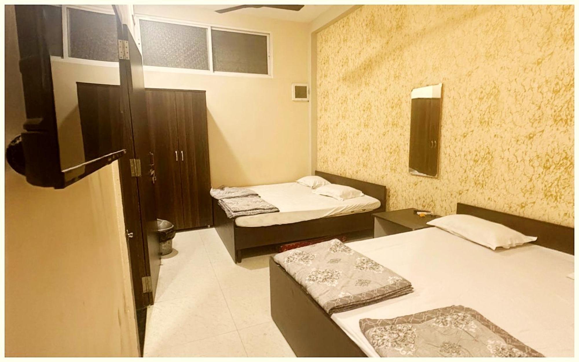 Hotel Budget - R U D R A - S A G A R - Near Mahakal Temple - Railway Station - River - Free Parking And Wi- Fi - Power Backup - Hotel-at-prime-location Spacious-room - In Ujjain