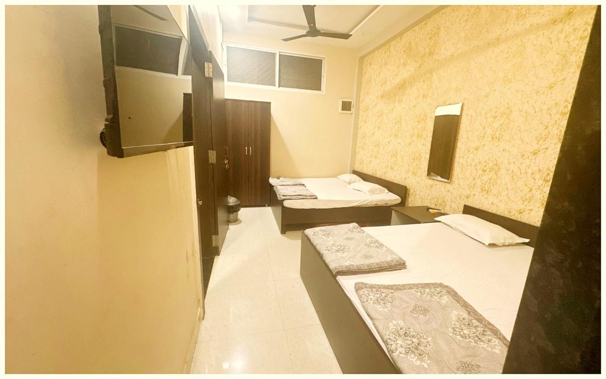 Budget - R U D R A - S A G A R - Near Mahakal Temple - Railway Station - River - Free Parking And Wi- Fi - Power Backup - Hotel-at-prime-location Spacious-room - In Hotel Ujjain