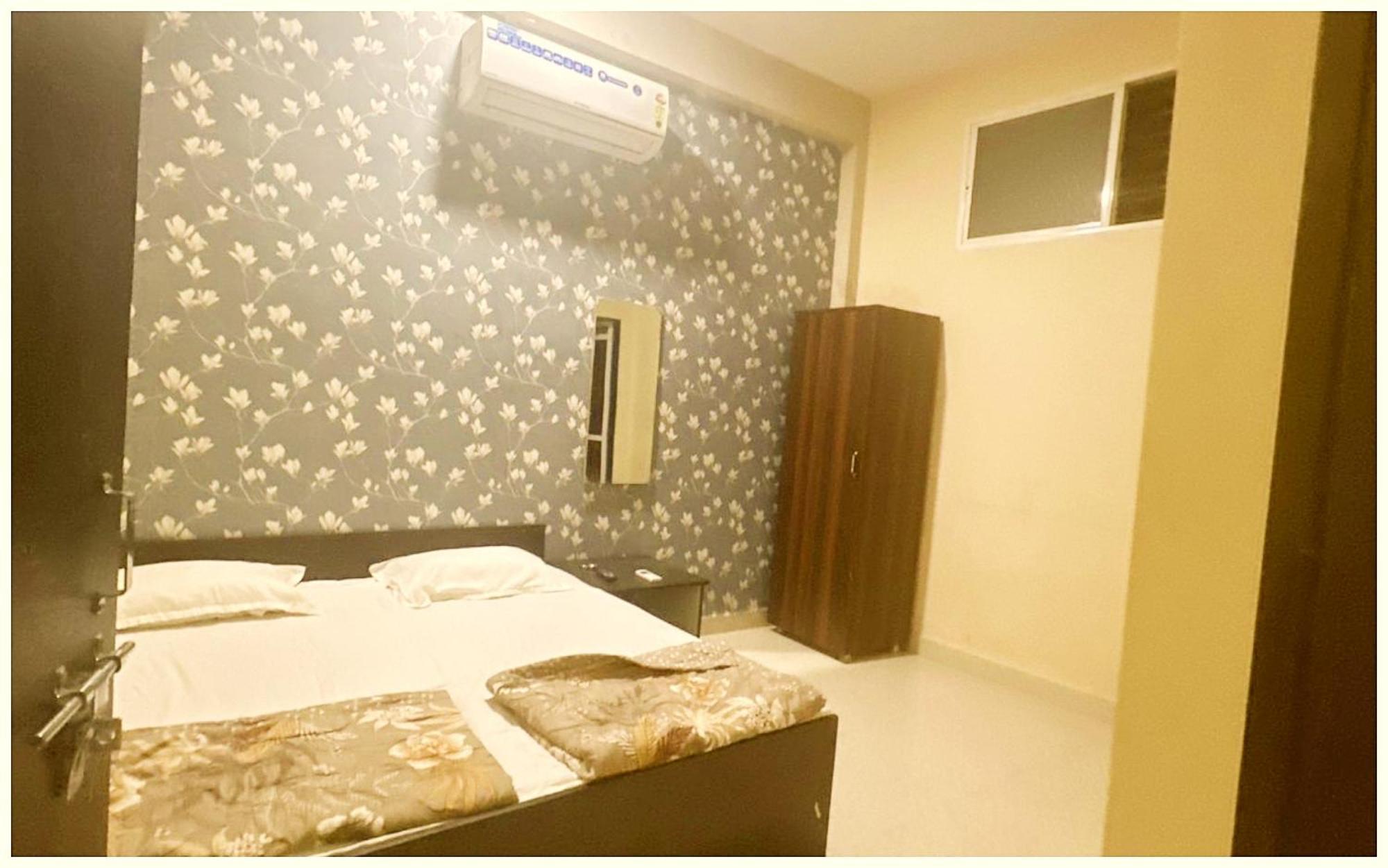 Hotel Budget - R U D R A - S A G A R - Near Mahakal Temple - Railway Station - River - Free Parking And Wi- Fi - Power Backup - Hotel-at-prime-location Spacious-room - In