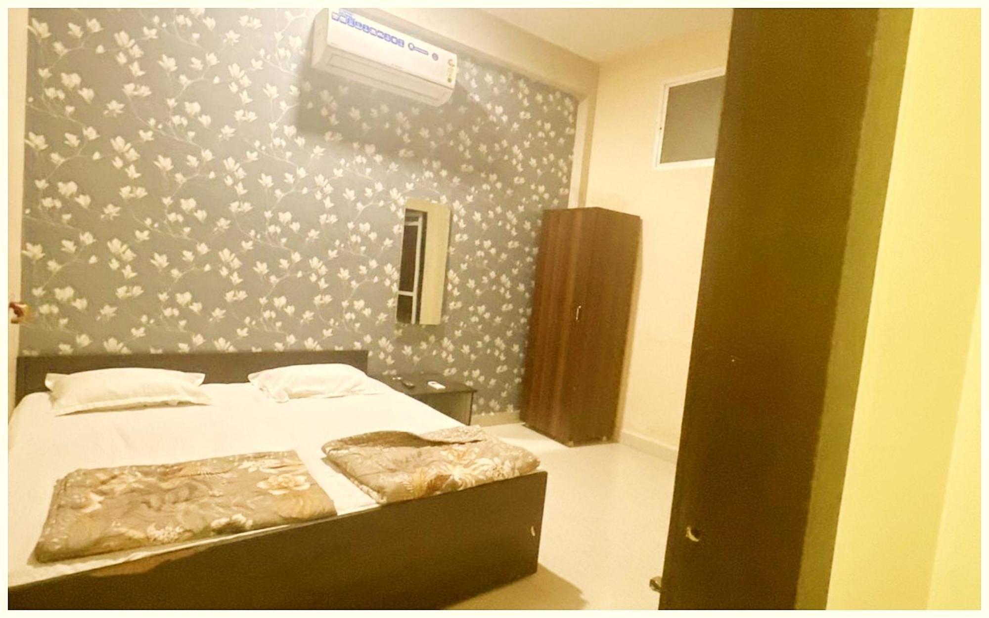 Hotel Budget - R U D R A - S A G A R - Near Mahakal Temple - Railway Station - River - Free Parking And Wi- Fi - Power Backup - Hotel-at-prime-location Spacious-room - In