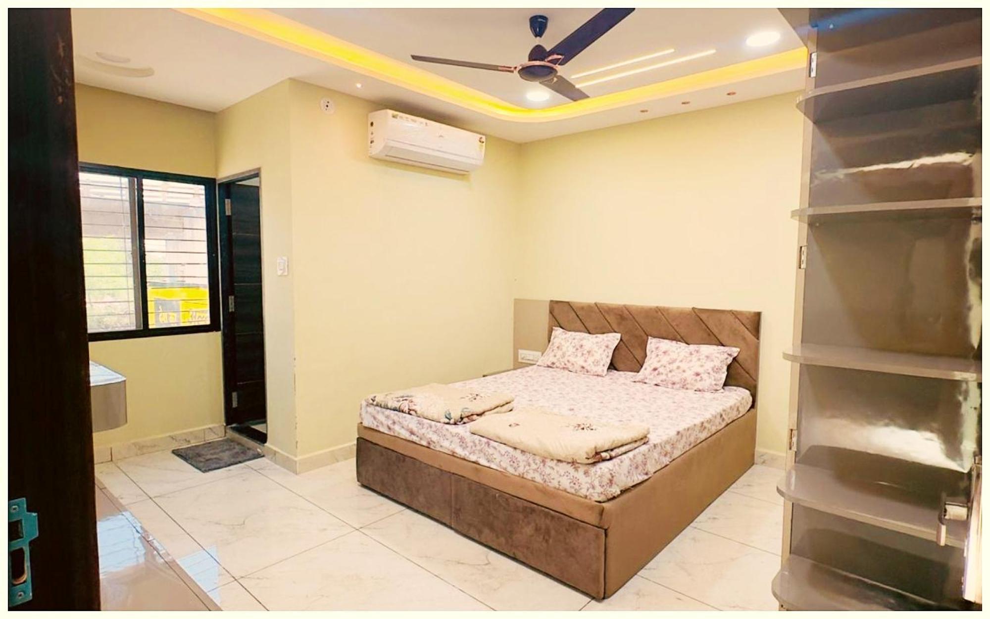 Budget - R U D R A - S A G A R - Near Mahakal Temple - Railway Station - River - Free Parking And Wi- Fi - Power Backup - Hotel-at-prime-location Spacious-room - In Ujjain