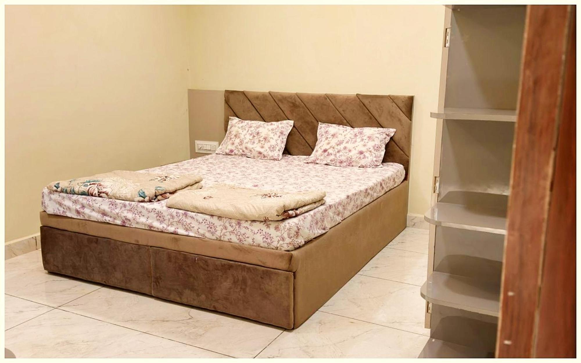 Hotel Budget - R U D R A - S A G A R - Near Mahakal Temple - Railway Station - River - Free Parking And Wi- Fi - Power Backup - Hotel-at-prime-location Spacious-room - In Ujjain