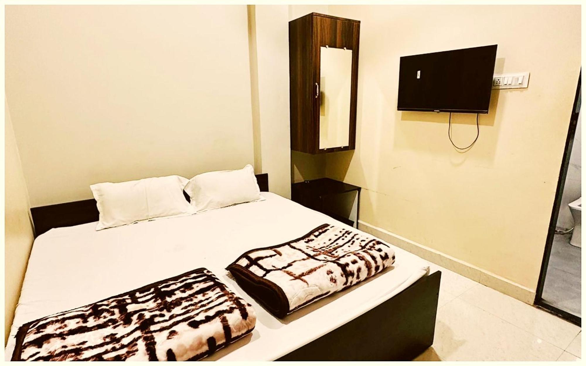Budget - R U D R A - S A G A R - Near Mahakal Temple - Railway Station - River - Free Parking And Wi- Fi - Power Backup - Hotel-at-prime-location Spacious-room - In