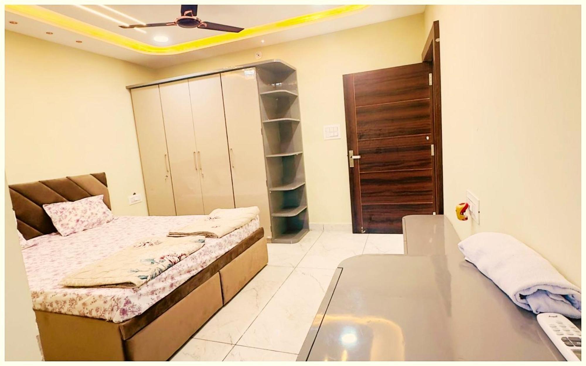 Budget - R U D R A - S A G A R - Near Mahakal Temple - Railway Station - River - Free Parking And Wi- Fi - Power Backup - Hotel-at-prime-location Spacious-room - In Hotel