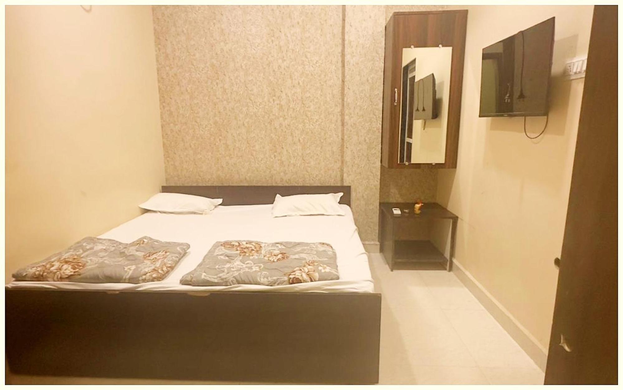 Hotel Budget - R U D R A - S A G A R - Near Mahakal Temple - Railway Station - River - Free Parking And Wi- Fi - Power Backup - Hotel-at-prime-location Spacious-room - In 3*