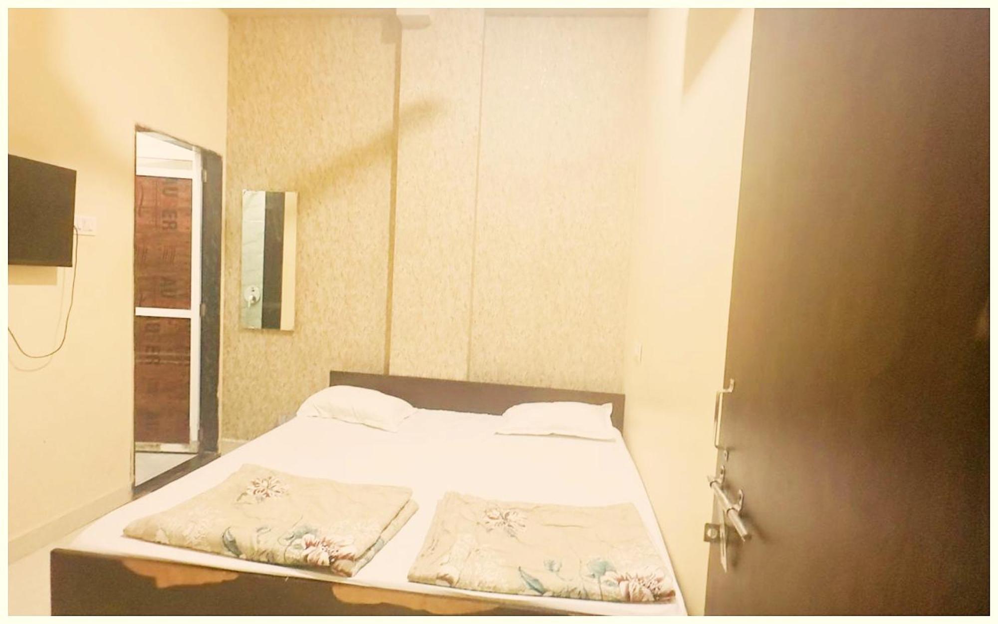 Hotel Budget - R U D R A - S A G A R - Near Mahakal Temple - Railway Station - River - Free Parking And Wi- Fi - Power Backup - Hotel-at-prime-location Spacious-room - In Ujjain