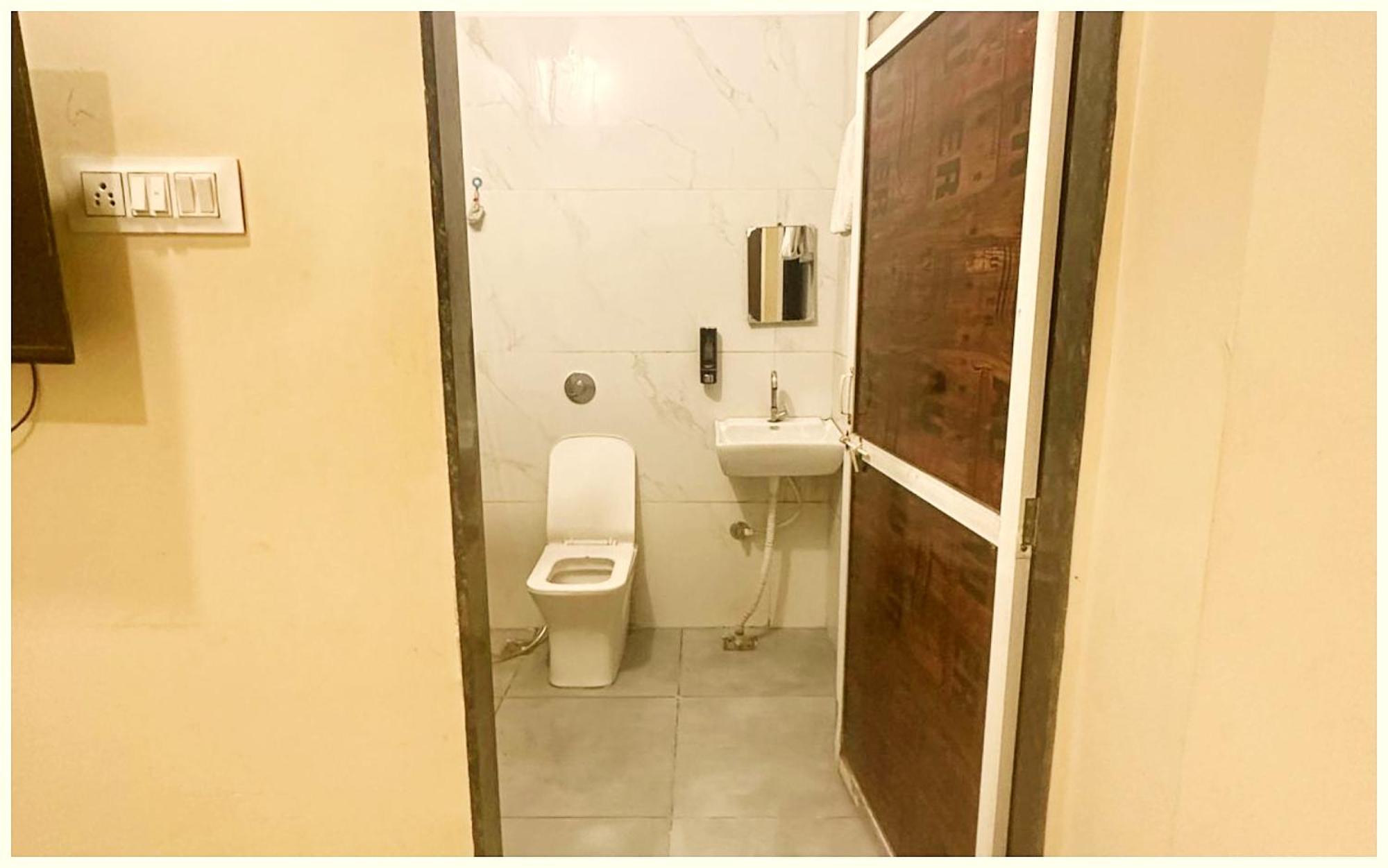 Budget - R U D R A - S A G A R - Near Mahakal Temple - Railway Station - River - Free Parking And Wi- Fi - Power Backup - Hotel-at-prime-location Spacious-room - In Ujjain