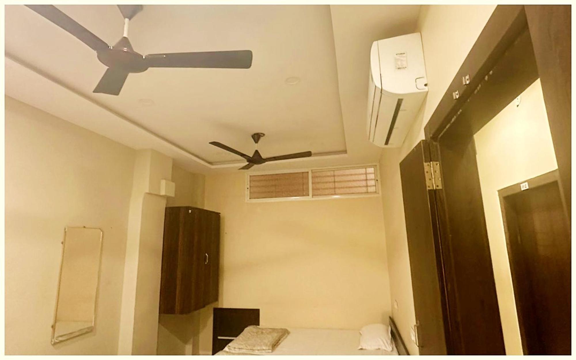 Budget - R U D R A - S A G A R - Near Mahakal Temple - Railway Station - River - Free Parking And Wi- Fi - Power Backup - Hotel-at-prime-location Spacious-room - In 3* Ujjain