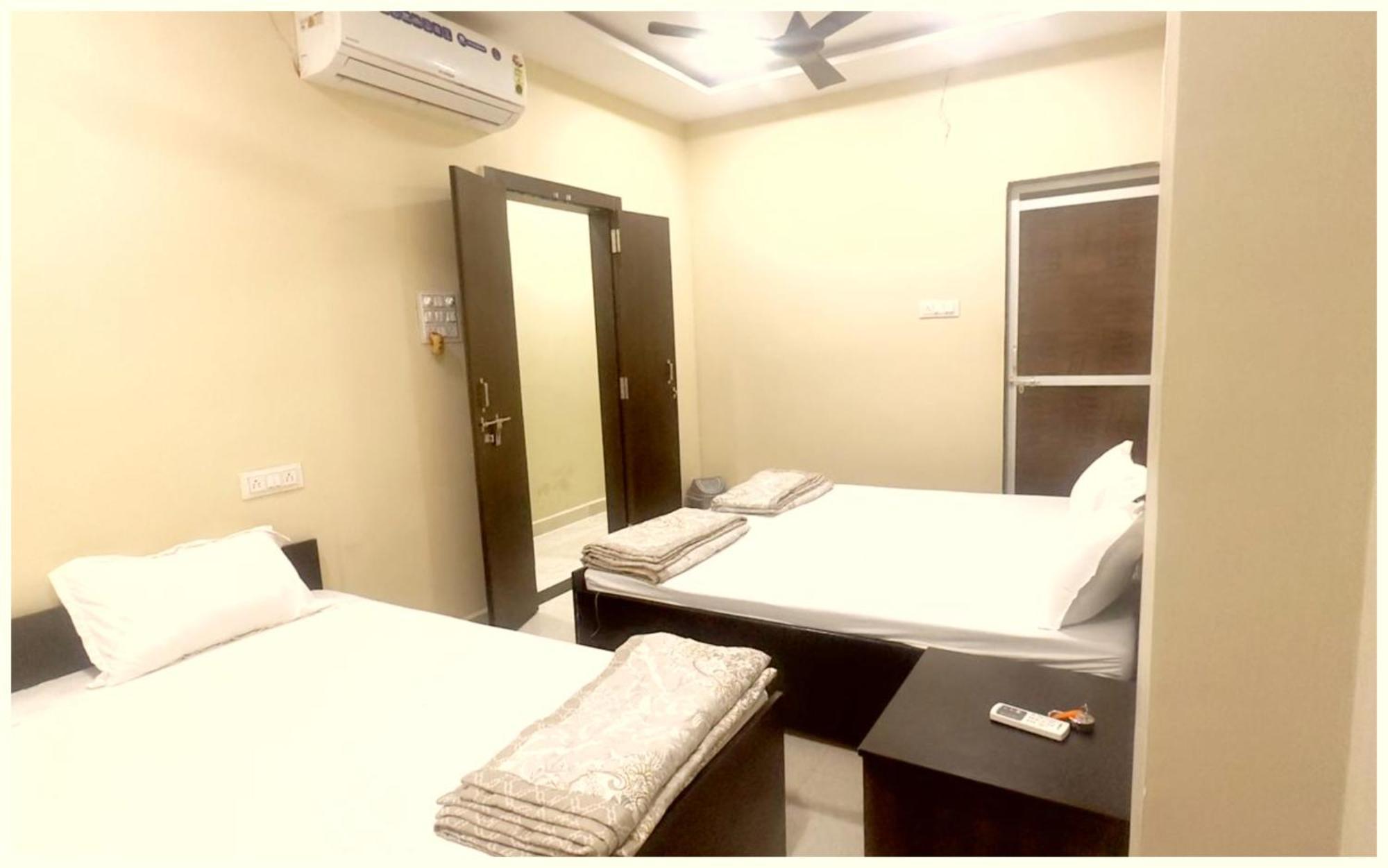 Hotel Budget - R U D R A - S A G A R - Near Mahakal Temple - Railway Station - River - Free Parking And Wi- Fi - Power Backup - Hotel-at-prime-location Spacious-room - In