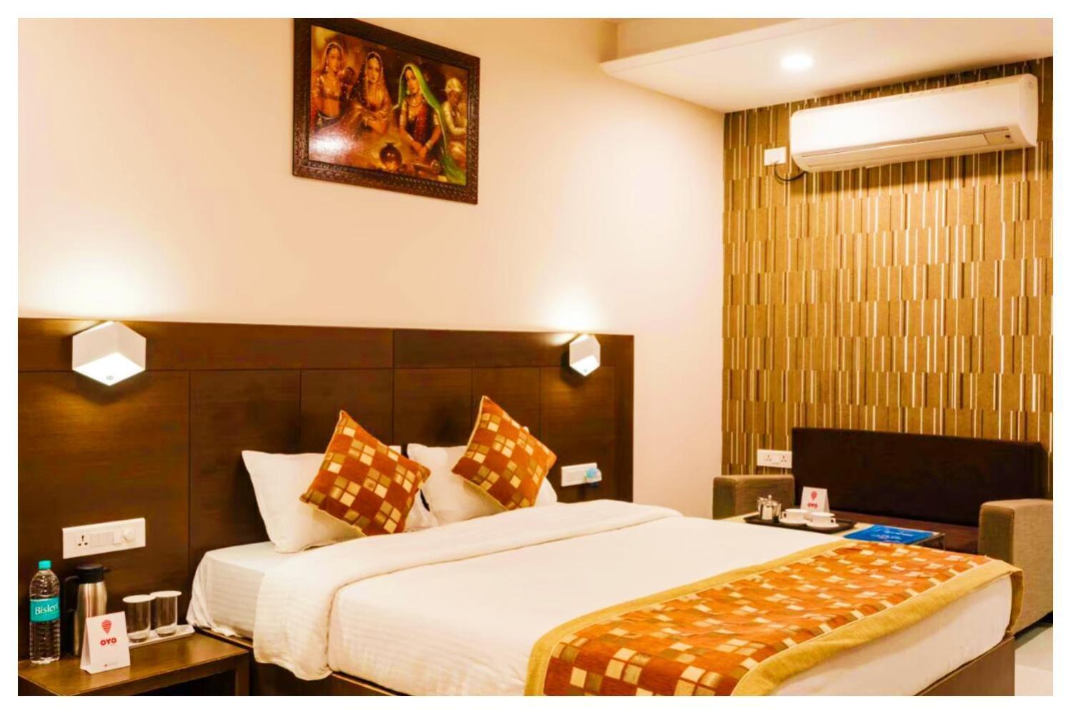 Hotel P A R K - P A L A C E Near Temple And Railway Station