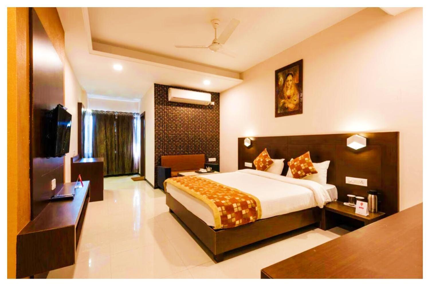 Hotel P A R K - P A L A C E Near Temple And Railway Station Ujjain