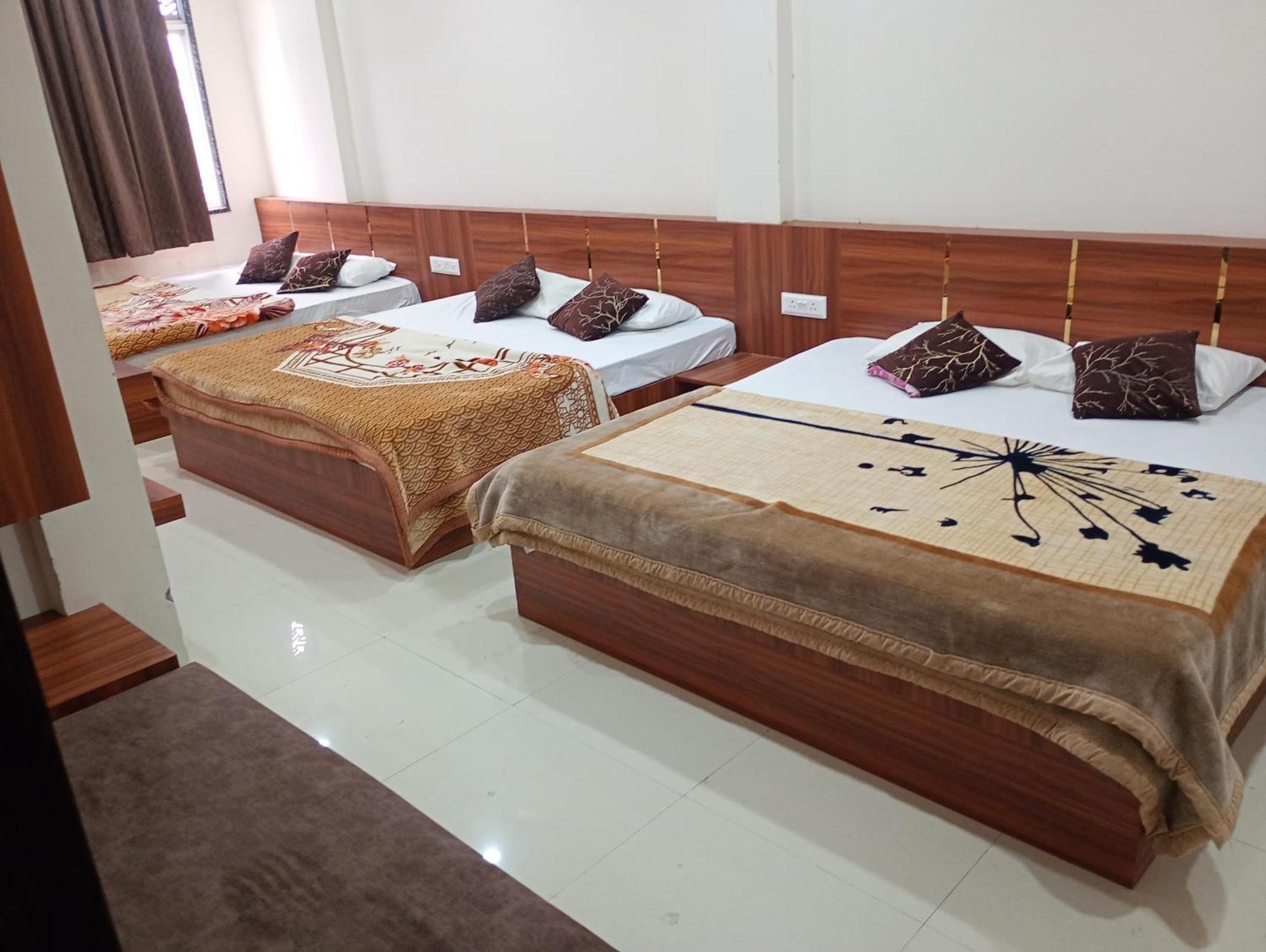 Hotel Barsana Palace, Near Mahakal Temple- 200 Meter