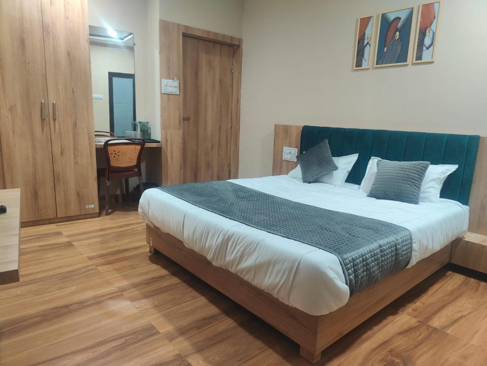 Bhavya Hotel 3*