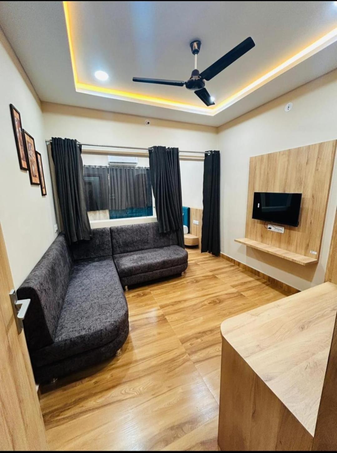 Bhavya Hotel 3*