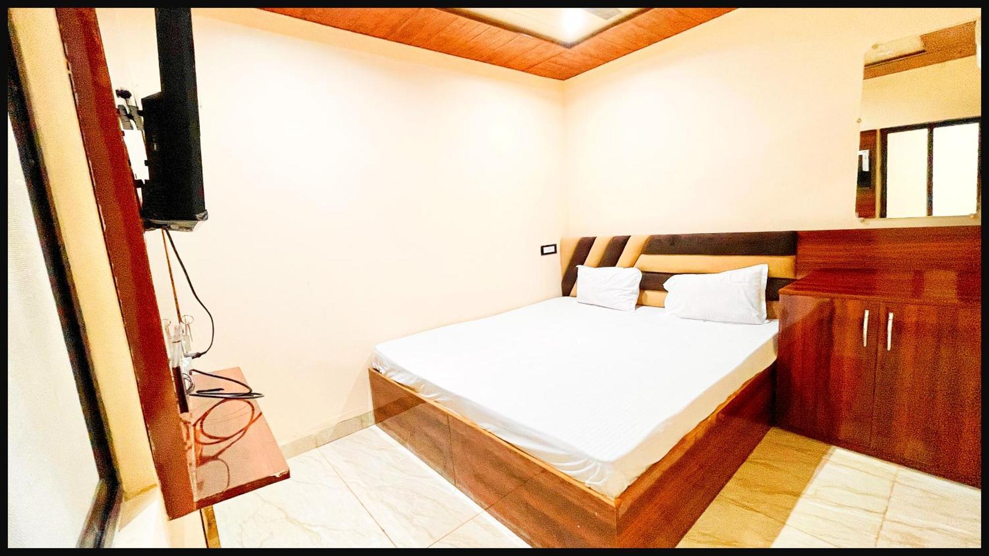 Hotel Ujn Budget Hotel-satyam P !ujjain, Near Mahakal Temple - River And Railway Station - Air Conditioned At Prime Location - In