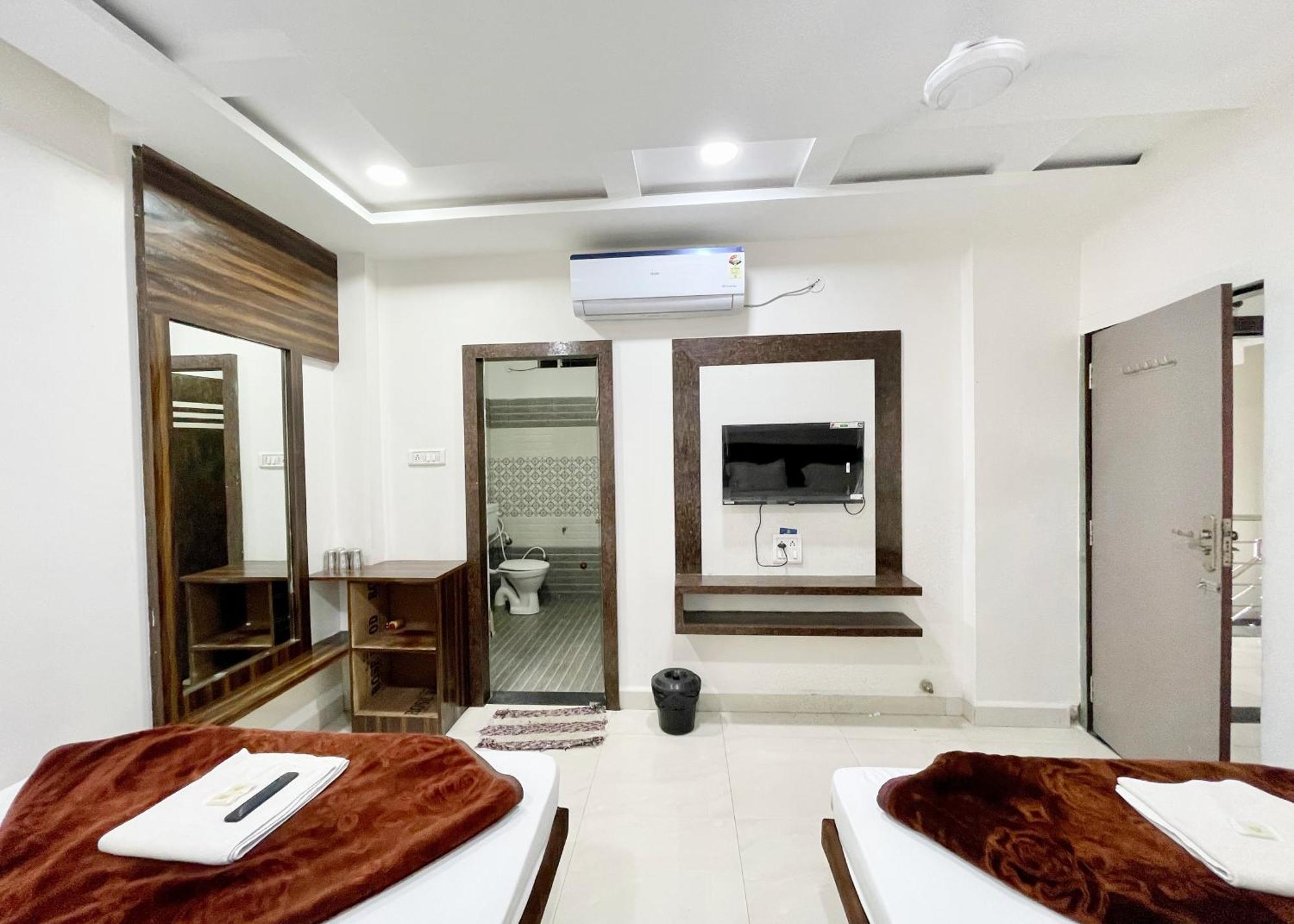 Hotel S H A L I M A R ! Ujjain, Near Mahakal Temple & Railway Station,fully Air Conditioned With Wifi And Parking, , In