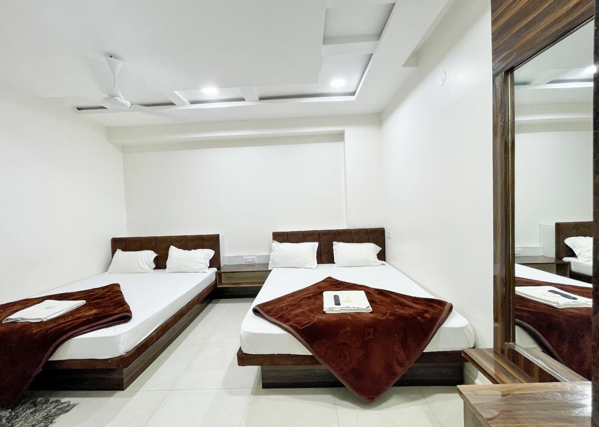 Hotel S H A L I M A R ! Ujjain, Near Mahakal Temple & Railway Station,fully Air Conditioned With Wifi And Parking, , In