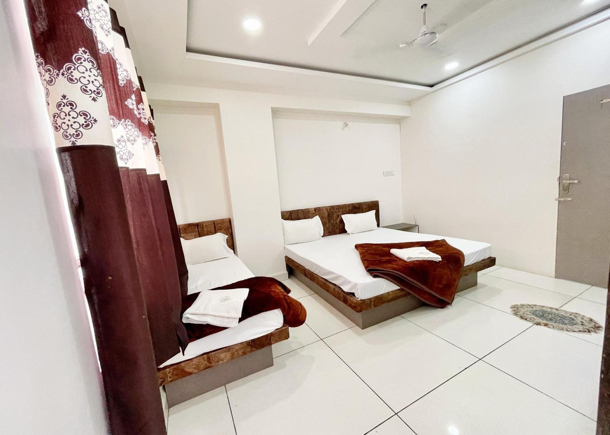 S H A L I M A R ! Ujjain, Near Mahakal Temple & Railway Station,fully Air Conditioned With Wifi And Parking, , In 4*