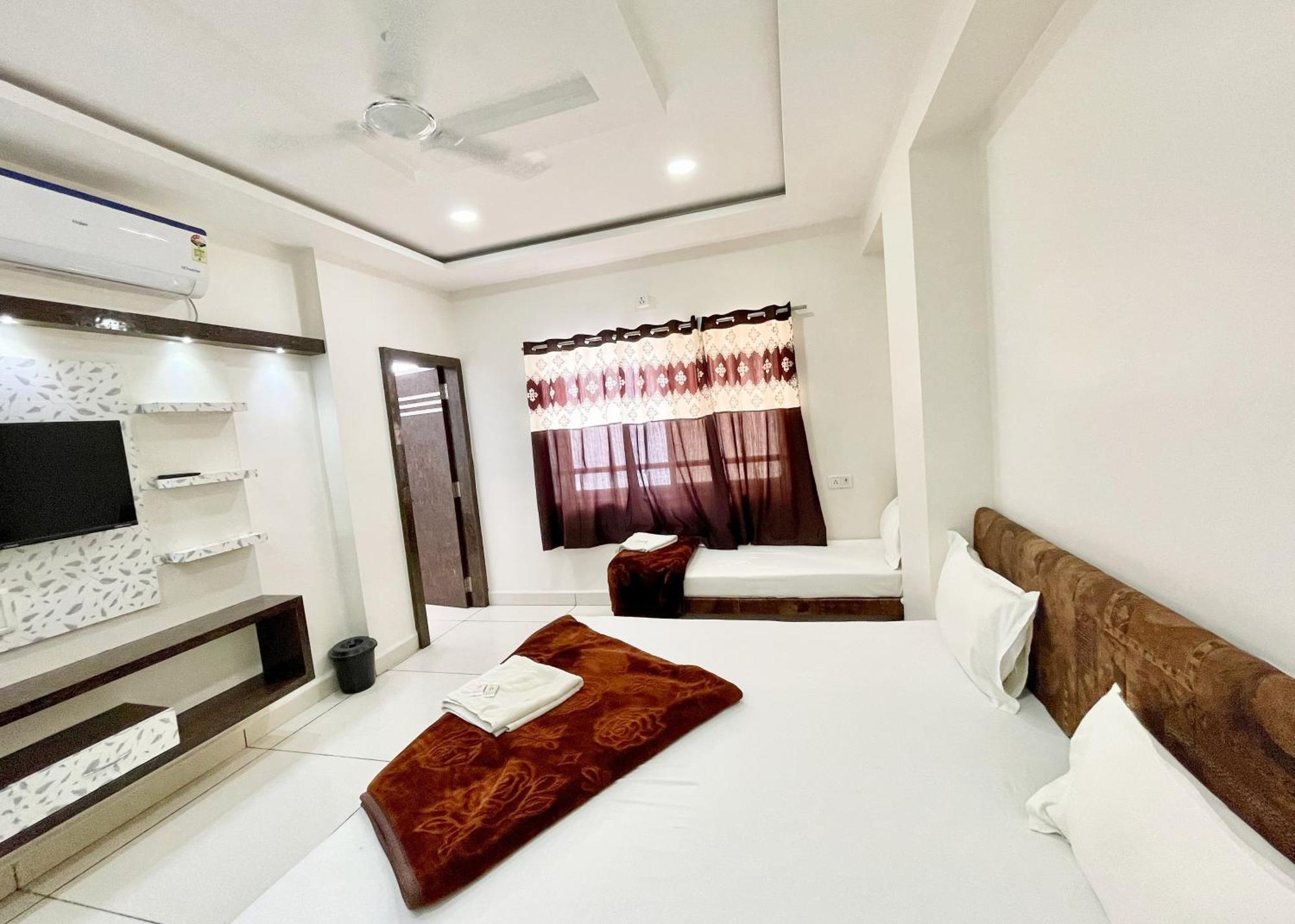 S H A L I M A R ! Ujjain, Near Mahakal Temple & Railway Station,fully Air Conditioned With Wifi And Parking, , In