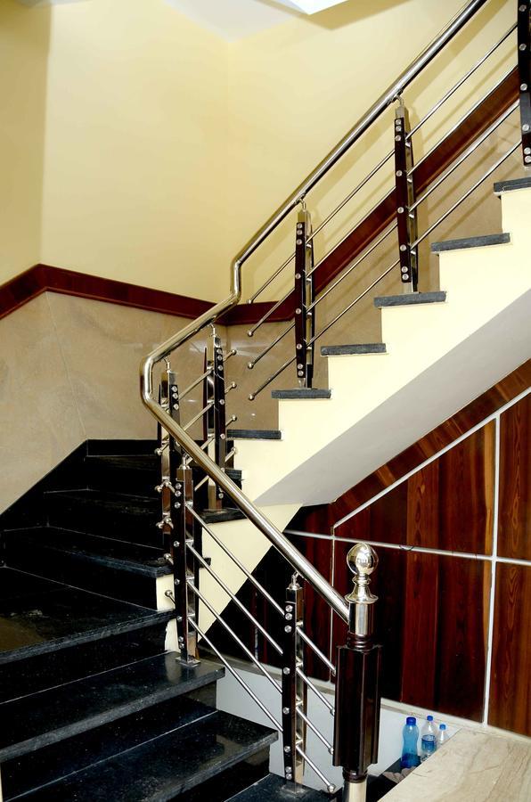 Shikhar Darshan Hotel *