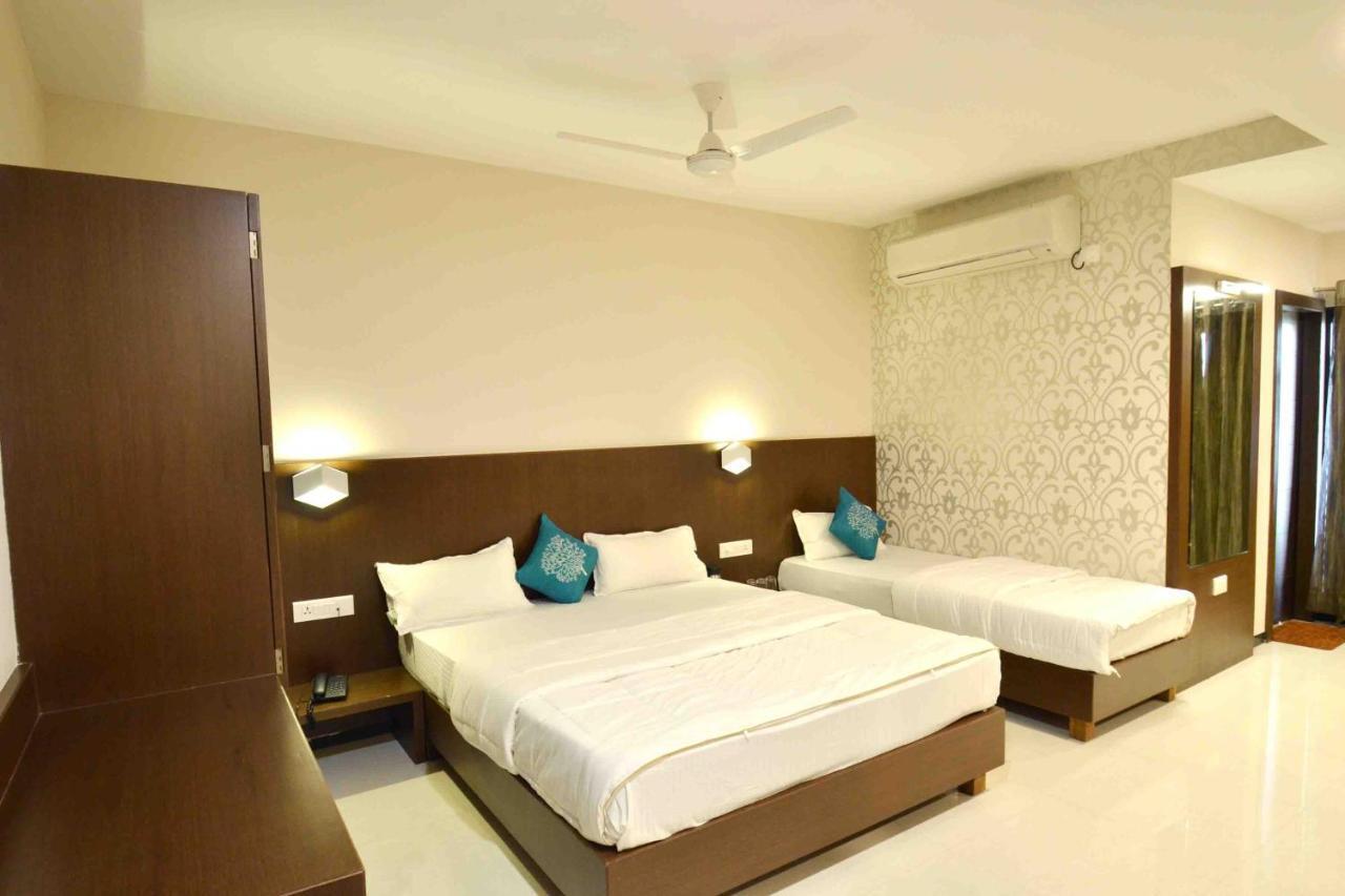 Capital O 19528 Park Palace Hotel